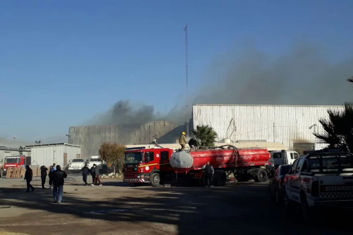 Voraz incendio en una conocida fábrica textil: estiman pérdidas millonarias