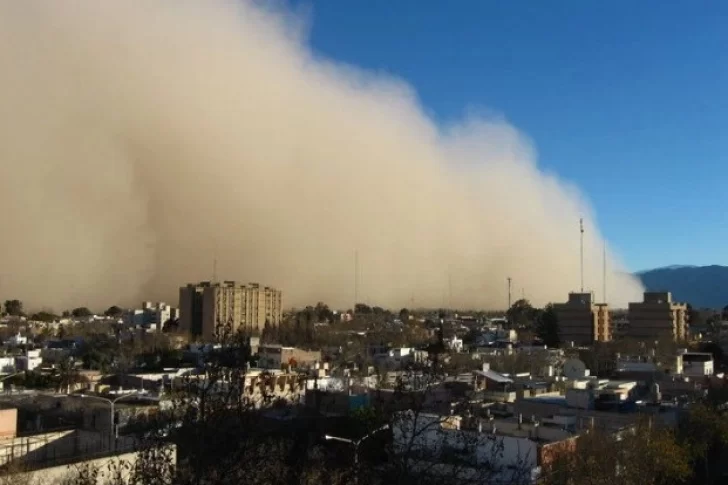 Protección Civil emitió un alerta por fuerte viento Zonda