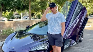 Tiene 15 años y colecciona autos de lujo que todavía no puede manejar