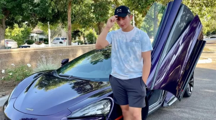 Tiene 15 años y colecciona autos de lujo que todavía no puede manejar