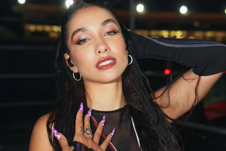 María Becerra, recién levantada, a cara lavada y escotazo que se llevó todas las miradas.