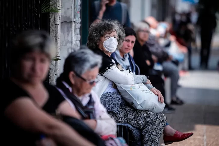 Las jubilaciones y AUH aumentarán al menos 25% en diciembre y el Gobierno no descarta un nuevo bono