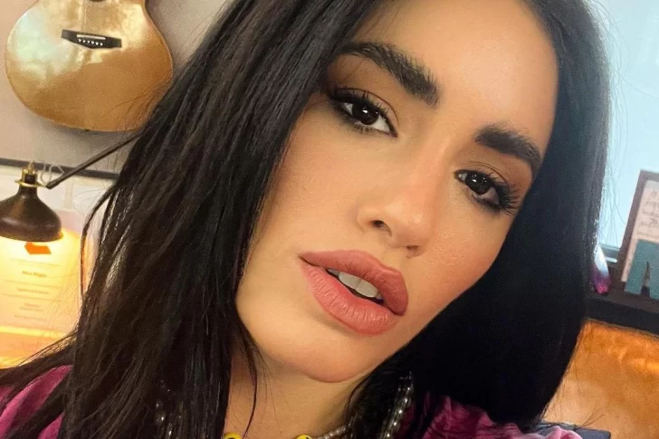 Lali Espósito y sus fotos en el espejo con diminuta ropa