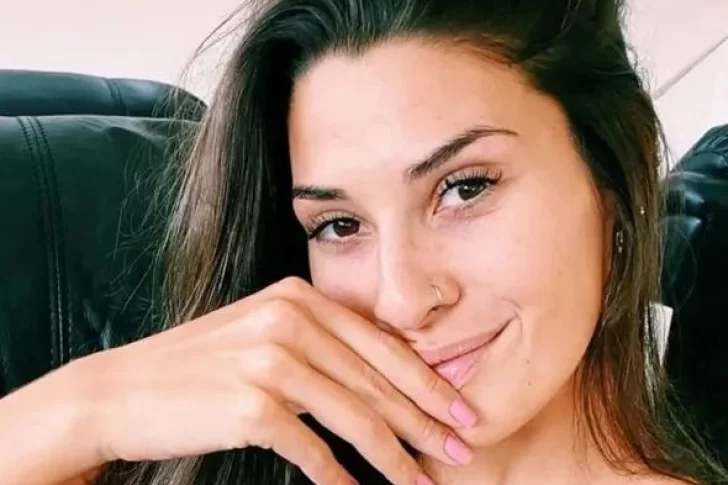 Ivana Nadal se sacó el corpiño y jugueteó desde la cama