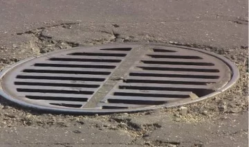 Dos detenidos por robarse las tapas de las alcantarillas y esconderlas en un carro con cartones Dos detenidos por robarse las tapas de las alcantarillas y esconderlas en un carro con cartones