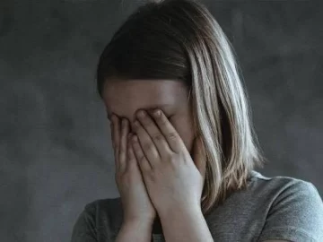 Abusaba de la hija de su pareja mientras su madre trabajaba  y recibió una pena de cárcel