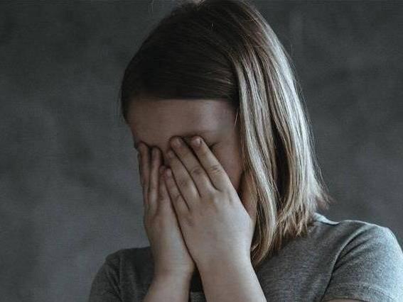 Abusaba de la hija de su pareja mientras su madre trabajaba  y recibió una pena de cárcel