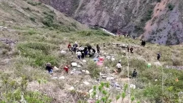 Murieron al menos 20 personas por la caída de un micro a un barranco en Perú Murieron al menos 20 personas por la caída de un micro a un barranco en Perú