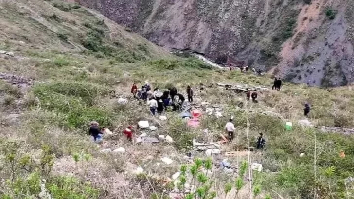 Murieron al menos 20 personas por la caída de un micro a un barranco en Perú Murieron al menos 20 personas por la caída de un micro a un barranco en Perú