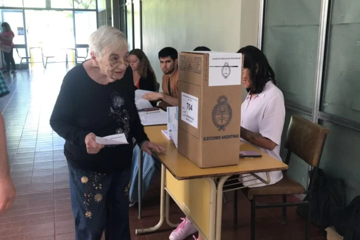“Beba” tiene 86 años y volvió a votar después de 8 años: “Vine por el futuro de mis nietos y bisnietos”