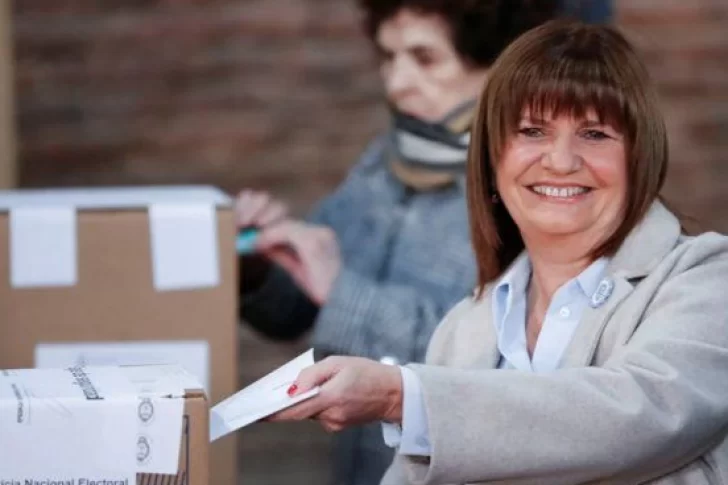 Bullrich votó y dijo que aún no decidió si irá al búnker de Milei