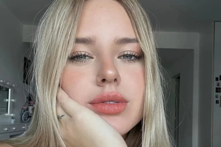 Coti Romero le copia a María Pedraza con una colaless extrema