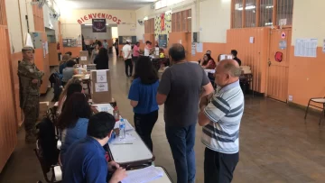 A la espera de los resultados oficiales, crece el optimismo en el búnker de Milei y hay cautela en el de Massa A la espera de los resultados oficiales, crece el optimismo en el búnker de Milei y hay cautela en el de Massa