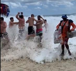 Ola gigante arrastró a los turistas en una playa de Brasil Ola gigante arrastró a los turistas en una playa de Brasil
