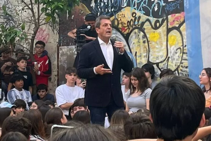Massa cerró su campaña con una reunión con estudiantes: “El amor siempre le gana al odio”