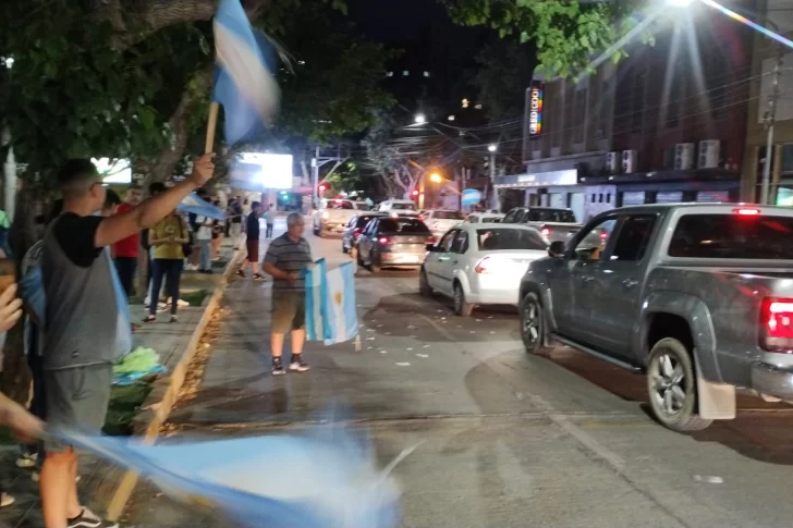 Los libertarios salieron a festejar con caravanas alrededor de Plaza 25 y en los departamentos