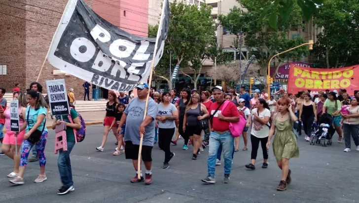 Bajo el lema “ni un ajuste más, ni un derecho menos”, el Polo Obrero marchó en Plaza 25 Bajo el lema “ni un ajuste más, ni un derecho menos”, el Polo Obrero marchó en Plaza 25