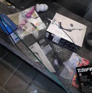 VIDEO: en pleno centro de Caucete, un ladrón rompió una vidriera y robó aparatos