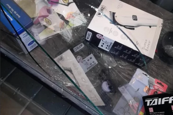 VIDEO: en pleno centro de Caucete, un ladrón rompió una vidriera y robó aparatos
