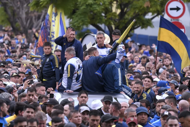Miles de hinchas marcharon con Riquelme