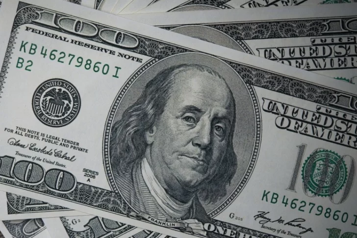 En el cierre de la rueda, la cotización del dólar oficial saltó $21,5 y cerró en $400,5