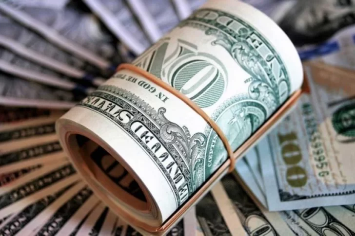 El dólar blue culminó la semana con una suba de cinco pesos