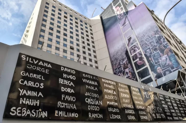 Una falsa amenaza de bomba en la AMIA obligó a la evacuación del edificio Una falsa amenaza de bomba en la AMIA obligó a la evacuación del edificio