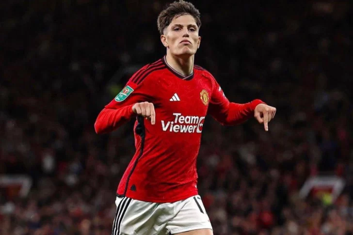 Garnacho venció al “Dibu” dos veces y el United dio vuelta un partidazo