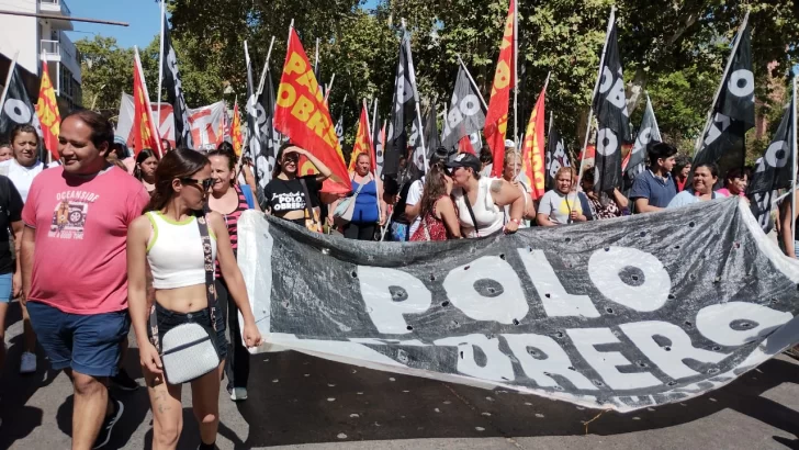 Concurrida marcha de agrupaciones sociales y de izquierda contra Milei: exigieron “huelga general” Concurrida marcha de agrupaciones sociales y de izquierda contra Milei: exigieron “huelga general”