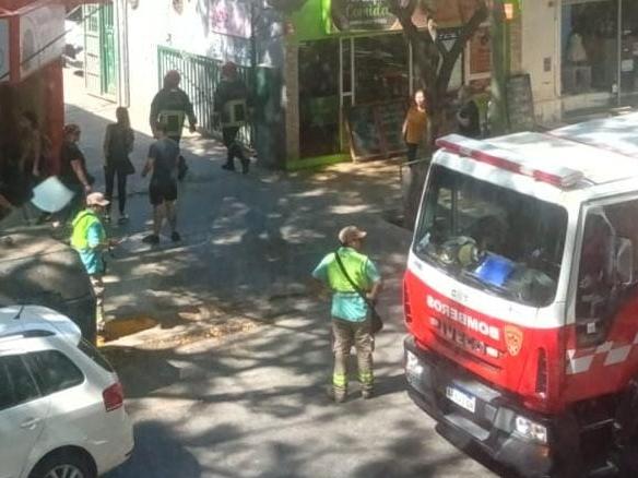 Revuelo en una playa de estacionamiento por el principio de incendio de un auto Revuelo en una playa de estacionamiento por el principio de incendio de un auto