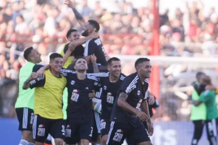 Riestra alcanzó un histórico ascenso a Primera tras vencer a Maipú
