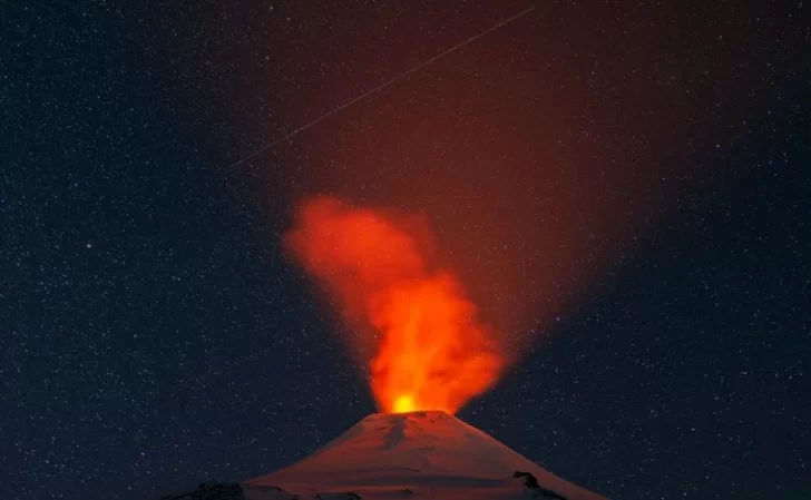 Emiten un alerta naranja por fuerte actividad en el volcán Villarrica, en el límite entre Chile y Neuquén Emiten un alerta naranja por fuerte actividad en el volcán Villarrica, en el límite entre Chile y Neuquén