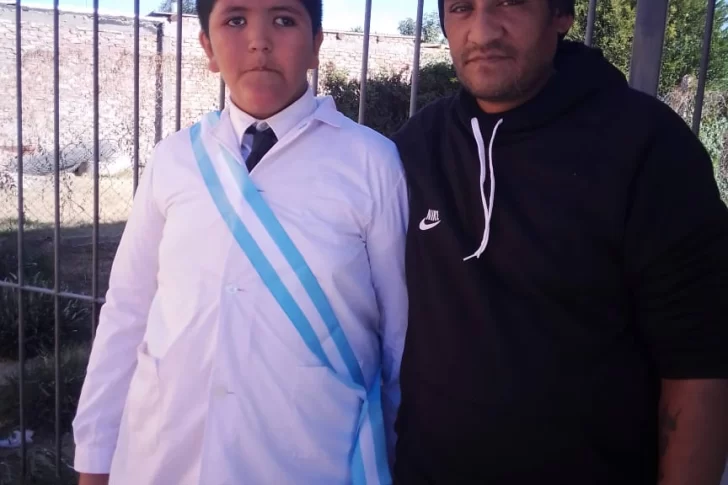 Piden ayuda para un chico de 11 años con gigantismo que mide 1,71 y calza 49: no consigue zapatillas