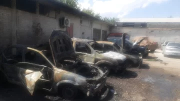 Un incendio generado por una fuerte explosión arrasó con varios autos en un taller mecánico