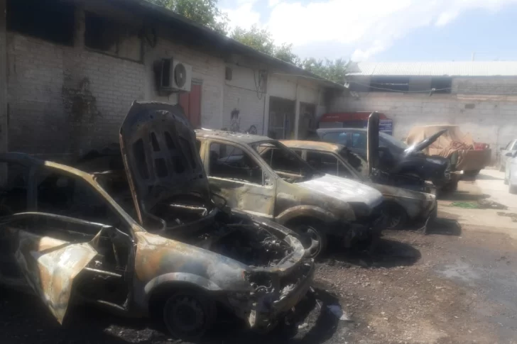 Un incendio generado por una fuerte explosión arrasó con varios autos en un taller mecánico