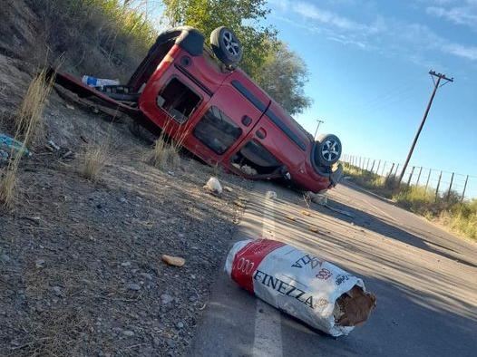 Un panadero protagonizó un espectacular vuelco en su camioneta mientras hacía repartos Un panadero protagonizó un espectacular vuelco en su camioneta mientras hacía repartos
