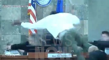 Esperaba su sentencia y se arrojó contra la jueza para golpearla Esperaba su sentencia y se arrojó contra la jueza para golpearla