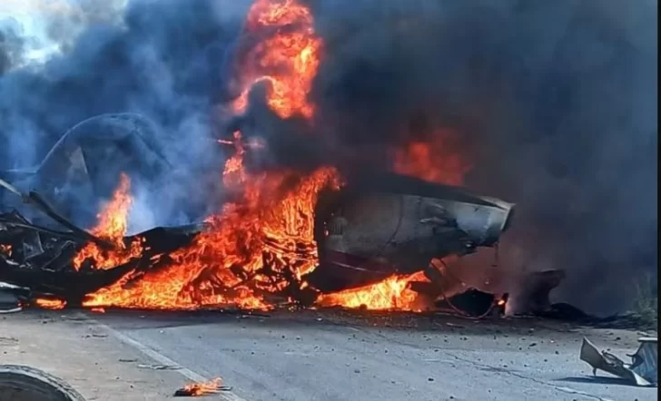 Una avioneta que combatía un incendio en Chile se estrelló en una ruta y murió el piloto Una avioneta que combatía un incendio en Chile se estrelló en una ruta y murió el piloto