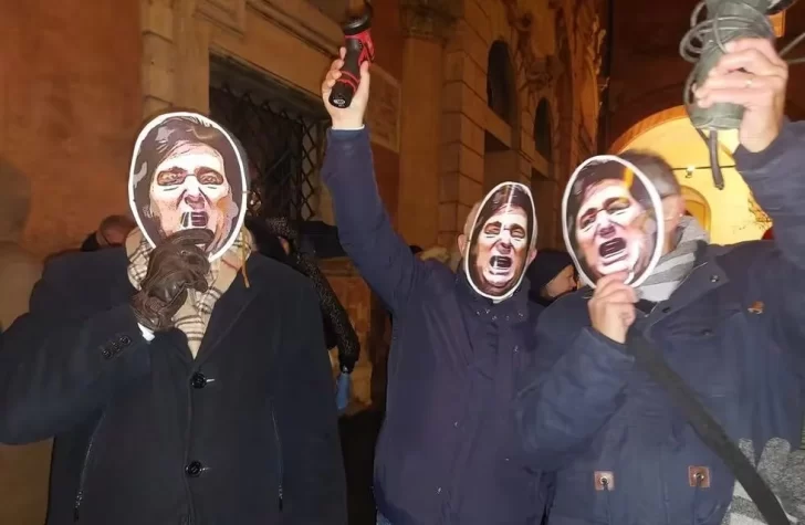 Protestaron con máscaras de Milei y amoladoras contra un alcalde italiano de izquierda Protestaron con máscaras de Milei y amoladoras contra un alcalde italiano de izquierda