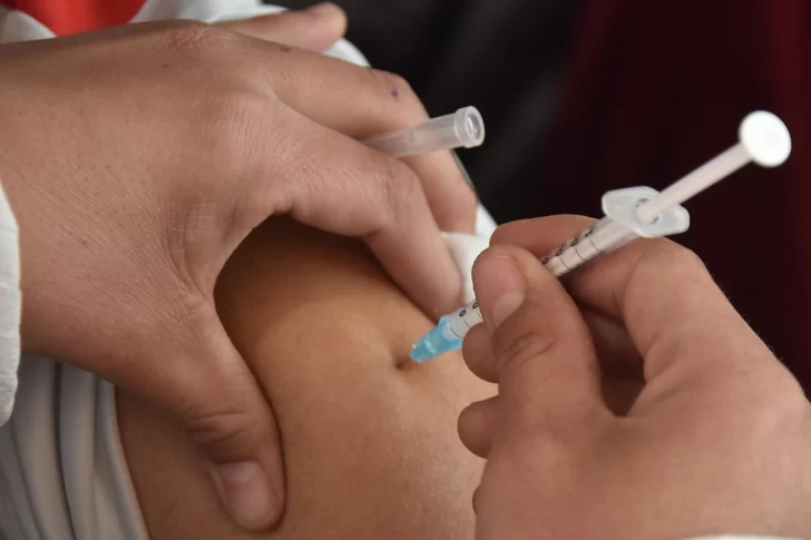 Por la suba de casos de covid, asoma un leve crecimiento en la vacunación