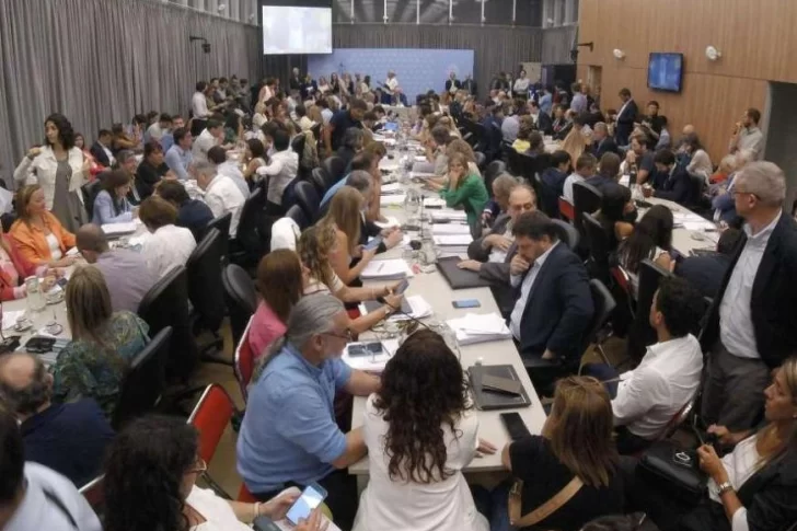 Hoy tendrán un diálogo clave para sancionar la ley ómnibus