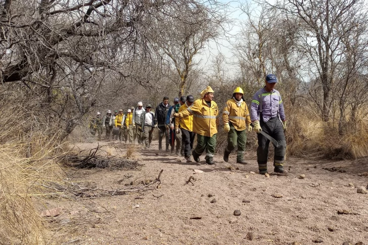 El incendio forestal de Valle Fértil avanza y sigue afectando a Los Bretes