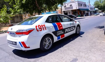 Tres ladrones interceptaron a una mujer para robarle el celular