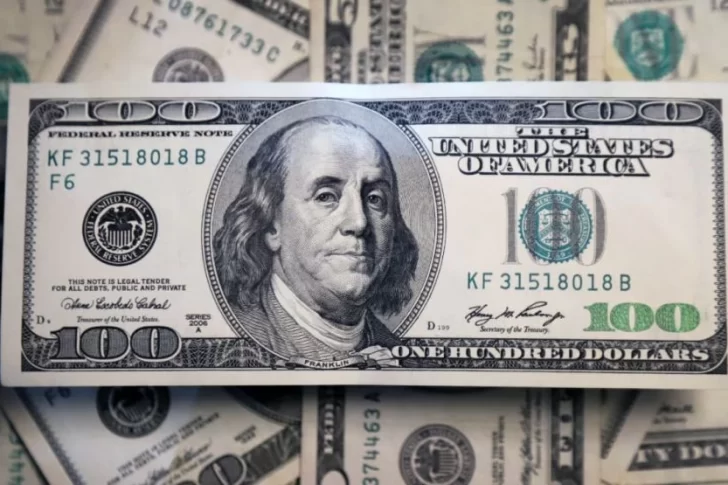 El dólar blue saltó otros $15 a $1.240 y en San Juan se negoció a $1.300