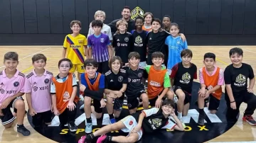 Messi acompañó a su hijo a un cumpleaños y posó con la camiseta de un histórico rival Messi acompañó a su hijo a un cumpleaños y posó con la camiseta de un histórico rival