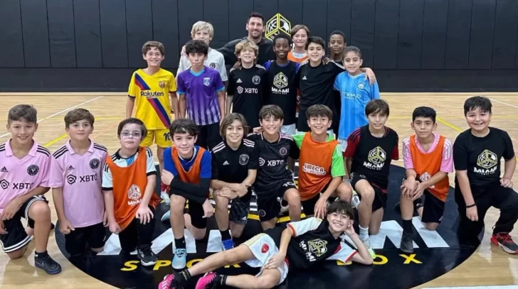 Messi acompañó a su hijo a un cumpleaños y posó con la camiseta de un histórico rival Messi acompañó a su hijo a un cumpleaños y posó con la camiseta de un histórico rival