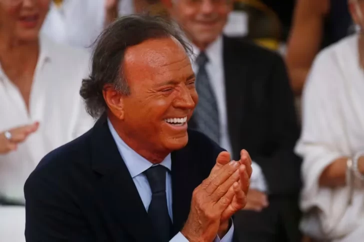 Retienen a Julio Iglesias en el aeropuerto de Punta Cana por lo que llevaba en las valijas Retienen a Julio Iglesias en el aeropuerto de Punta Cana por lo que llevaba en las valijas