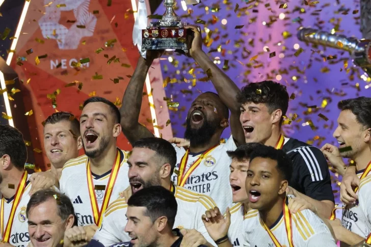 Real Madrid goleó a Barcelona y levantó la Supercopa de España