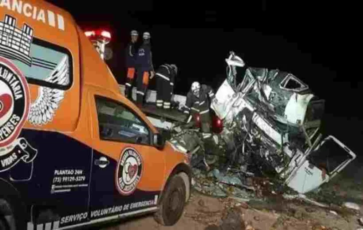 Al menos 25 muertos por un choque entre un micro y un camión en Brasil