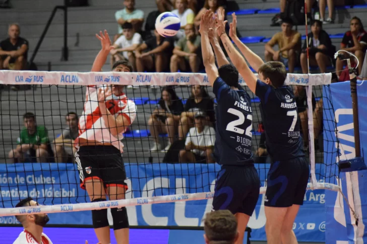 Obras sigue sin levantar cabeza: perdió en sets corridos frente a River